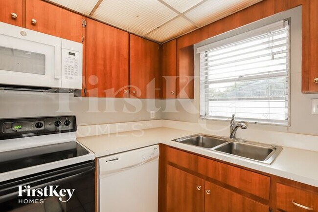 Building Photo - 5860 Cedar St NE