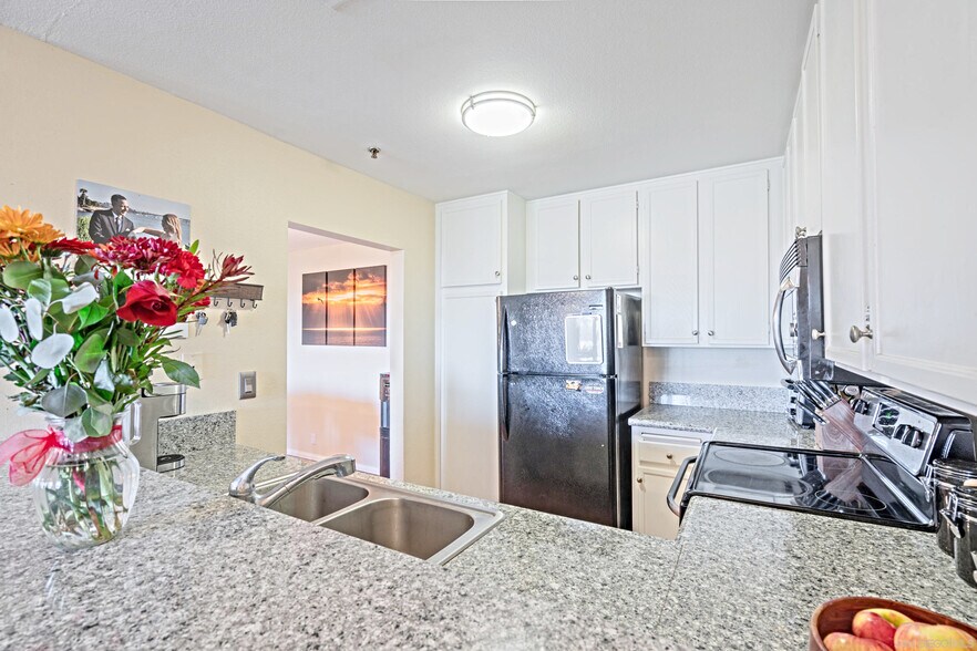 Building Photo - 5985 Dandridge Ln