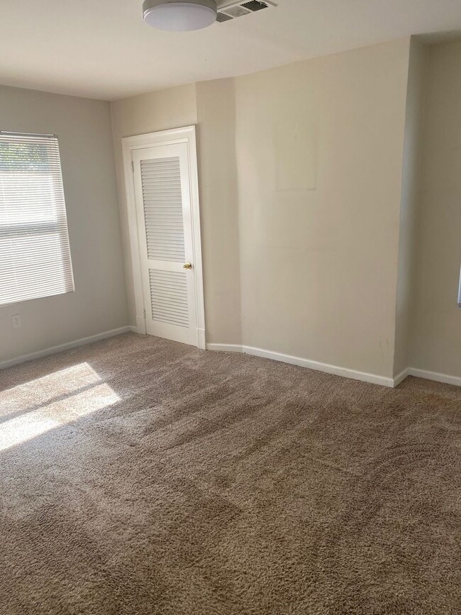 Building Photo - Spacious 4BD 2BA House in Beechview