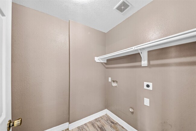 Building Photo - 10515 Evergreen St