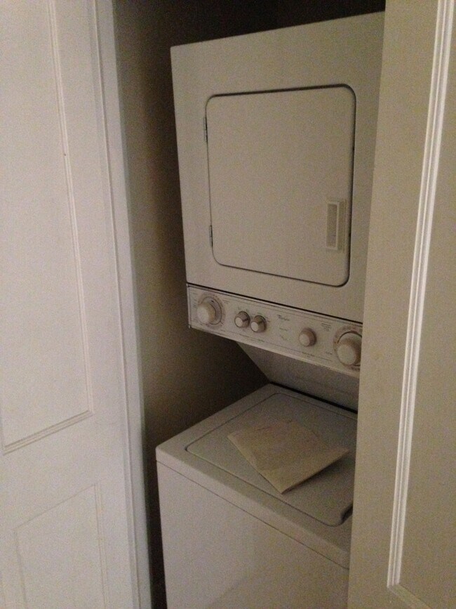 Building Photo - 1830-32 E Kenwood Blvd