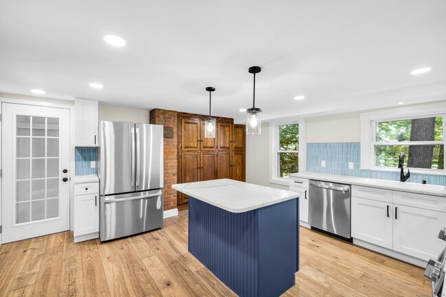 Primary Photo - 48 Water St