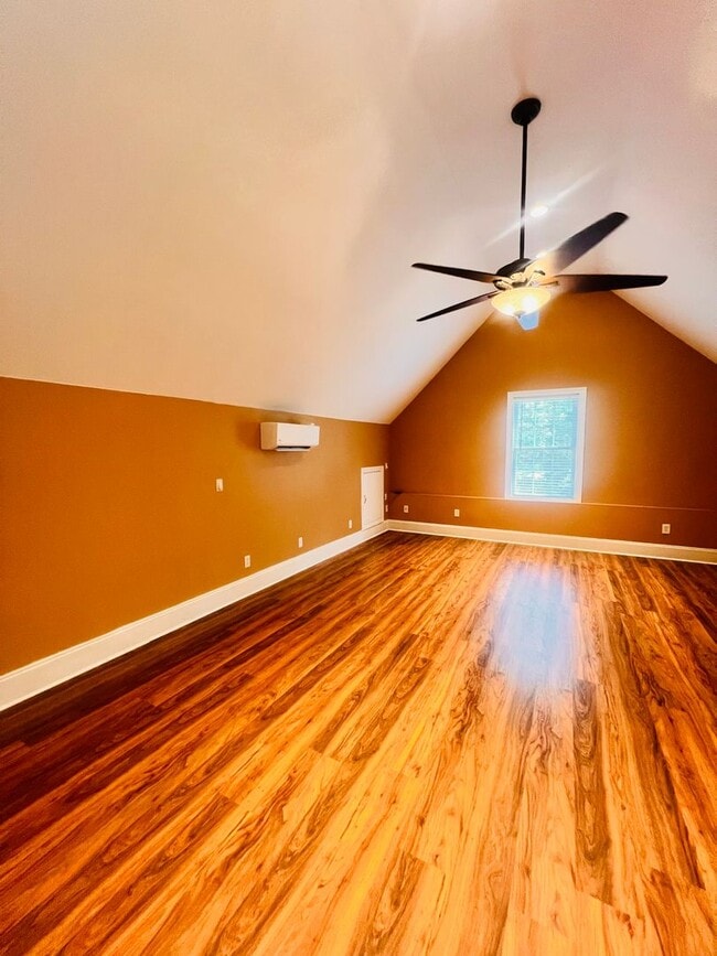 Building Photo - Tucked Away 3 Bedroom Gem on Private Road ...