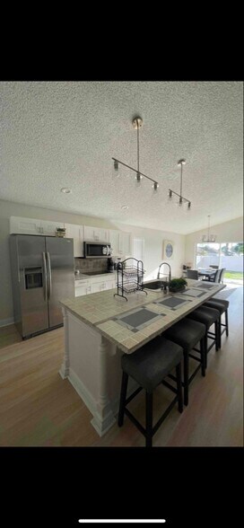 Building Photo - 413 Woodlark Dr