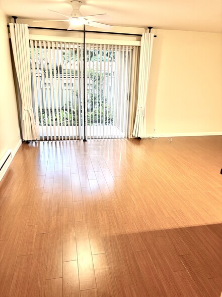 louvres to adjust light - 4600 Lamont St