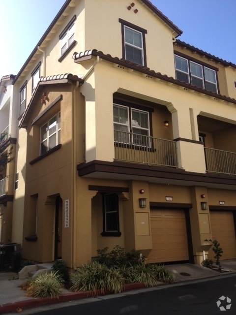 Building Photo - Opportunity Knocks! Updated Tri-Level prop...
