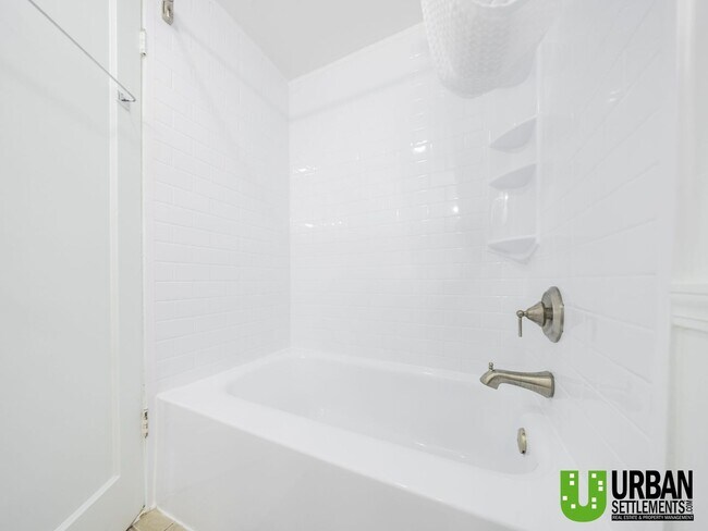 Building Photo - Hard-to-Find 2 Bed Home with HUGE Fenced Yard