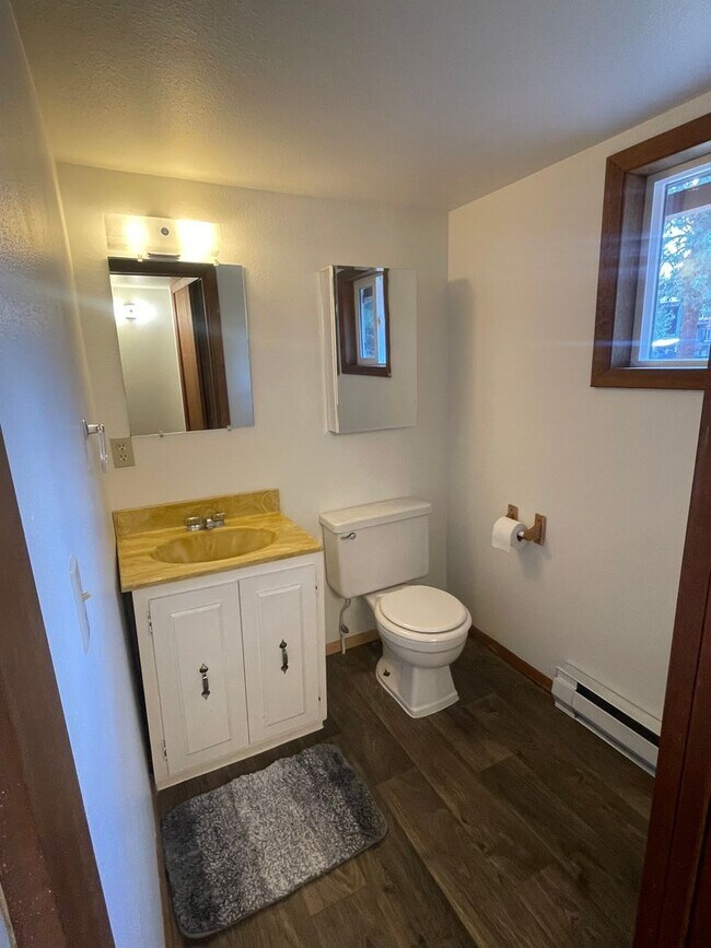 Building Photo - 2 Bedroom Home Near Old Mill