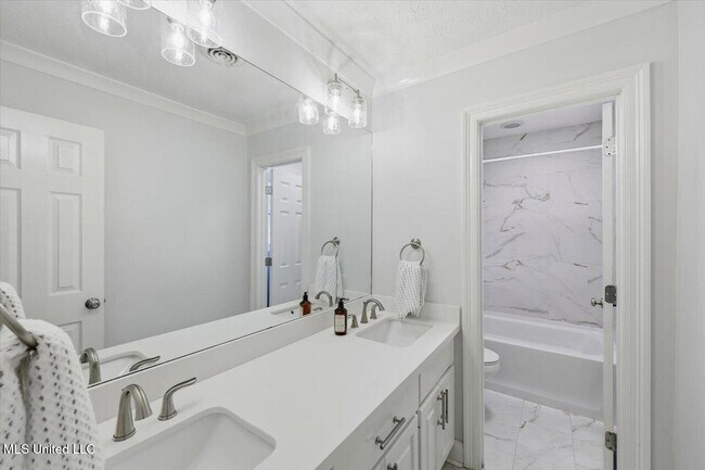 Building Photo - 144 Rollingwood Dr