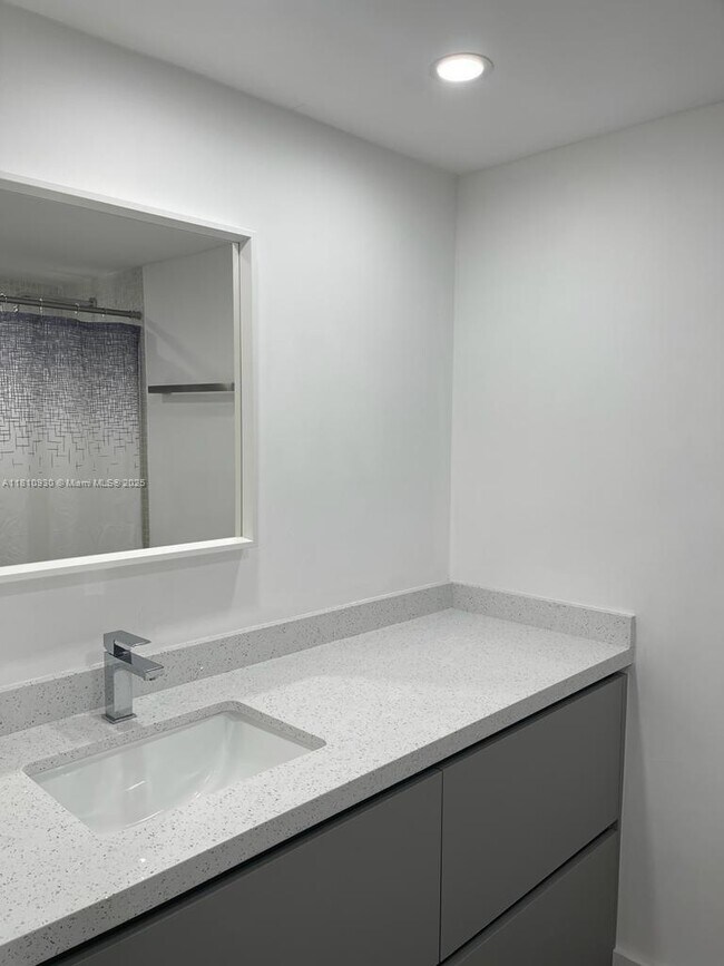 Building Photo - 3151 S Palm Aire Dr