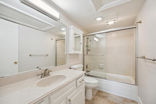 Building Photo - 8978 Chatsworth Dr