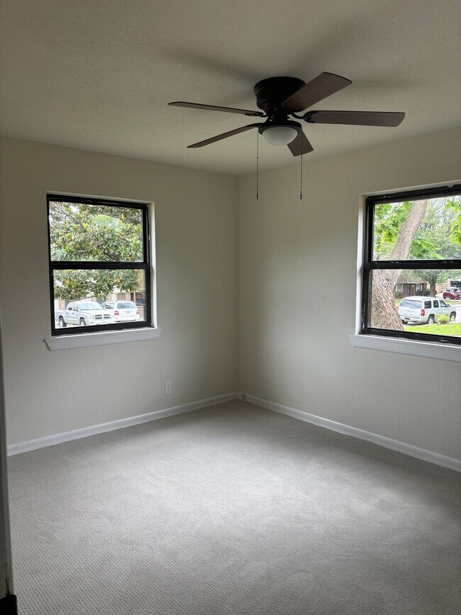 Building Photo - 3/2/1 in Quiet Neighborhood in Denison!