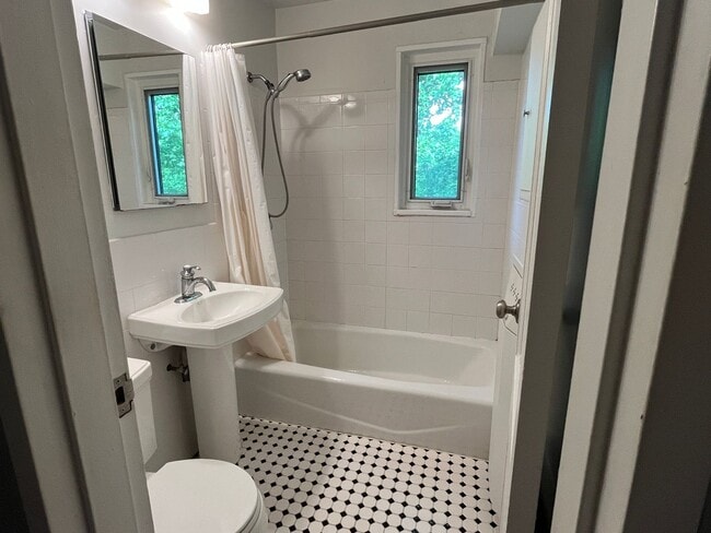 Building Photo - Great 2BR located in Northern Bethesda