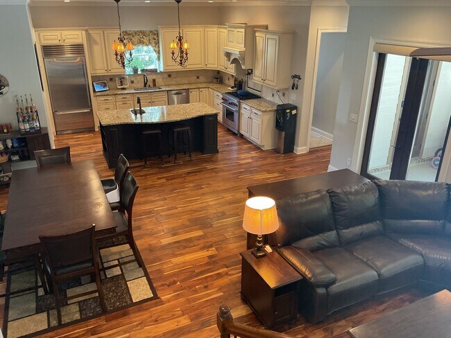 Building Photo - Southern Charm Meets Modern Luxury!!