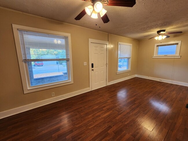 Building Photo - 3 Bedrooms, 1.5 Bath Brick Bungalow with Basement & Large Yard.  Close to UofL.