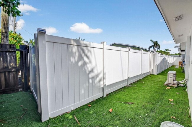 Building Photo - 714 SW 25th Ave