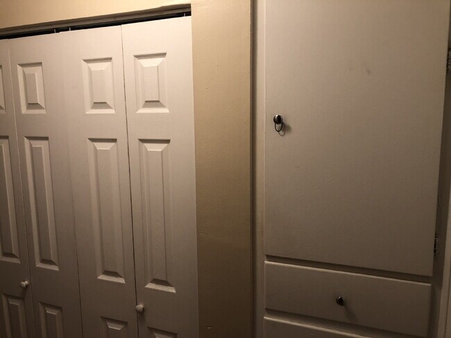 Building Photo - "Charming 1-Bedroom apartment with Spacious Layout in the Heart of Salt Lake City!"