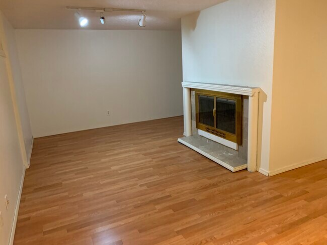 Building Photo - 980 NW Wallula Ave