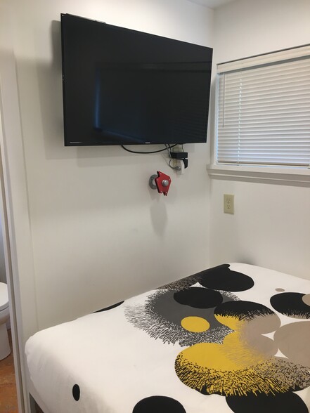 Building Photo - 3247 NE 87th St