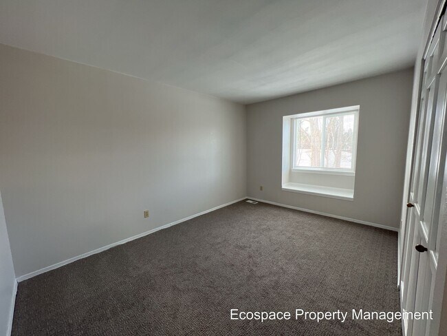 Building Photo - Four Bedroom House in the Smoky Hill neigh...