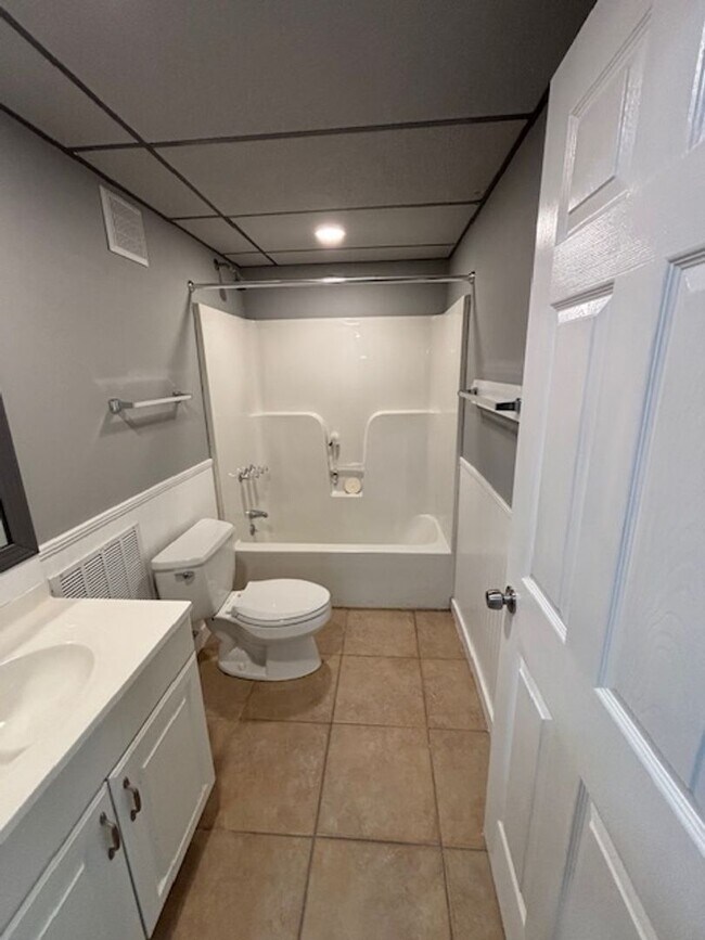 Building Photo - Updated Remodeled Large Open Split-Level Home with Full Finished Basement!