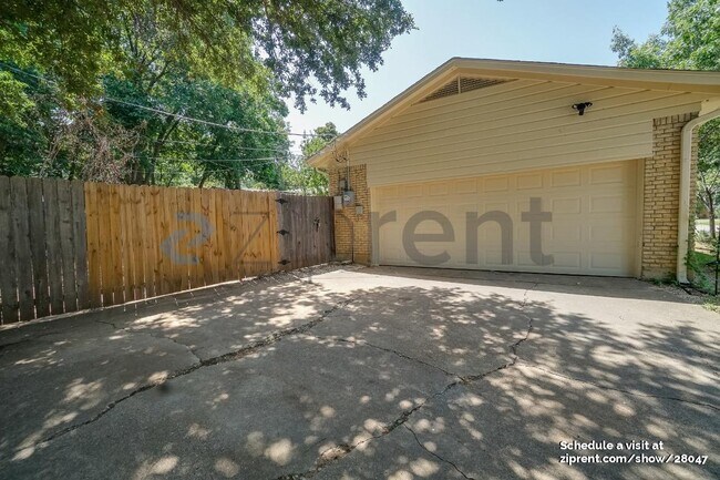 Building Photo - 1201 Ravenwood Dr