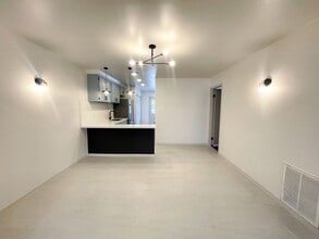 Building Photo - Centrally Located Apartment with Pool!!