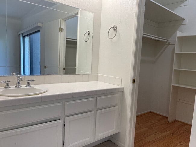 Building Photo - Adorable 1 bed 1 bath Apartment in Agoura Hills!