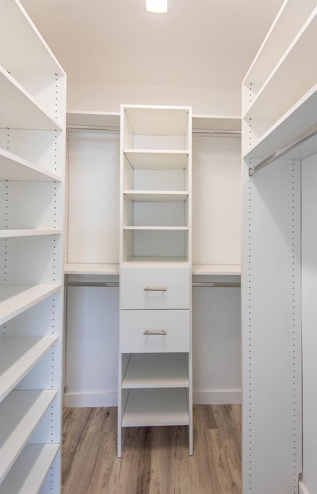 Building Photo - 651 Pine Dr