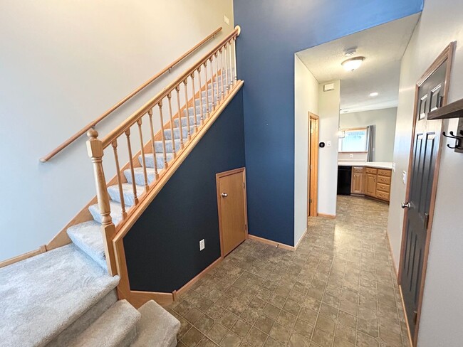 Building Photo - Newly Renovated 3 bed 3 bath 2 car garage ...