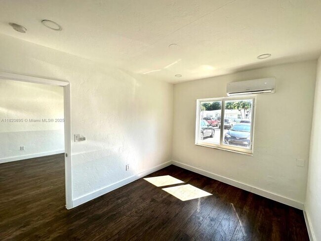 Building Photo - 2 bedroom in Miami FL 33162