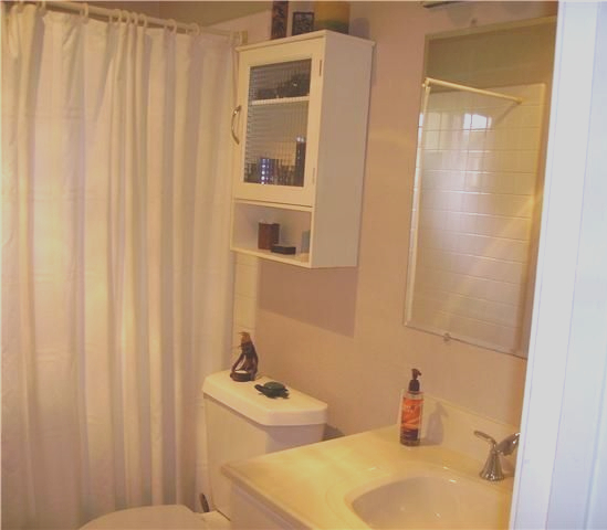 Bathroom - 4750 Noyes St