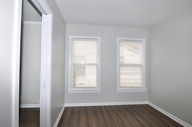 Building Photo - "Adorable One-Bedroom Featuring Hardwood Floors, Vintage Charm & Stylish Updates!"