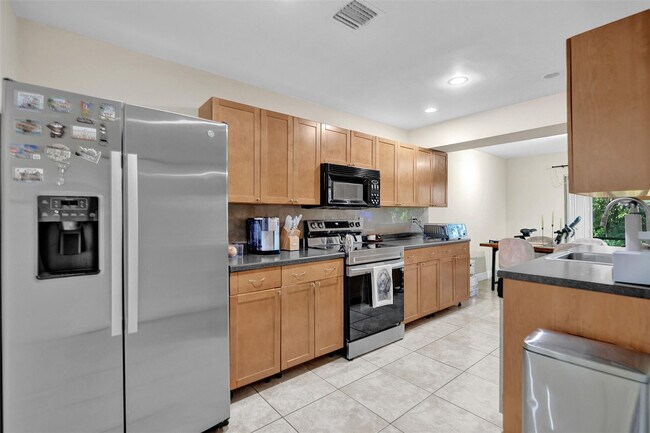 Building Photo - 9851 Riverside Dr