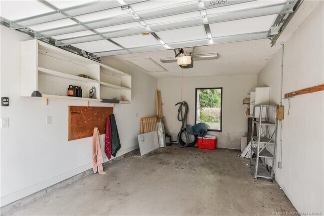 Building Photo - 4194 SW Gleneagle Cir