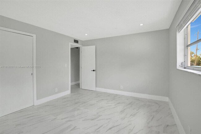 Building Photo - 5420 Hollywood Blvd
