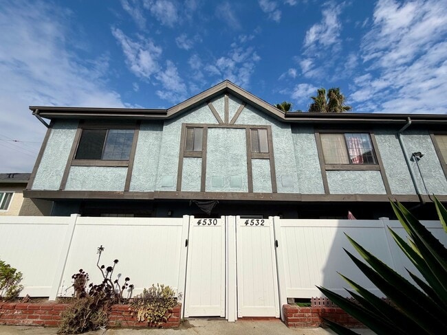 Building Photo - 2 Bed / 2.5 Bath Tri-Level Townhome – Gated Community in North Redondo Beach (Torrance PO)