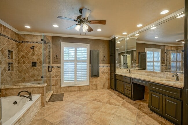 Building Photo - 2108 Lakeway Dr