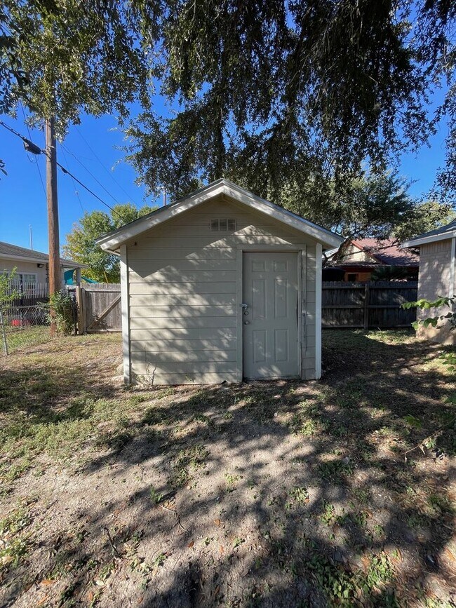 Building Photo - Charming Single-Story, 3Bed/2Bath Gem Minutes from Southtown