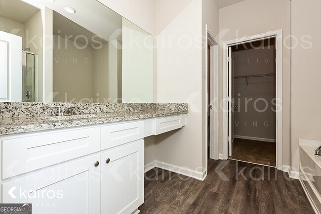 Building Photo - 7000 Pinehurst Way N