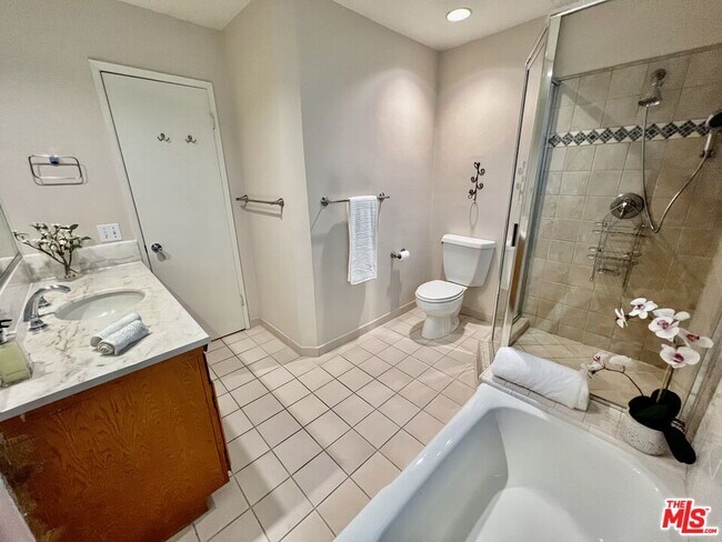 Building Photo - 1008 Westholme Ave