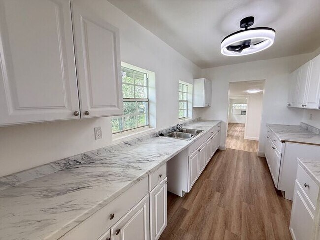 Building Photo - Groveland Home on large lot-$500 OFF FIRST MONTH'S RENT