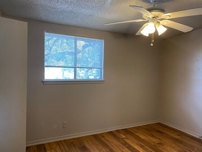 Building Photo - Great one bedroom in Hyde Park!