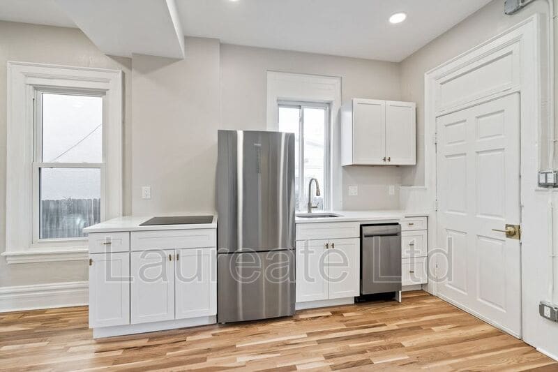 Building Photo - 252 Lincoln St