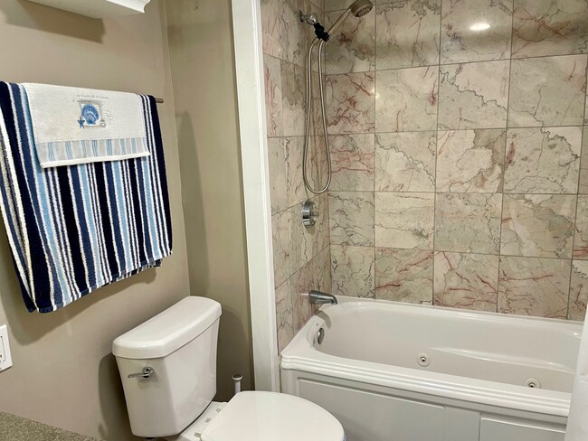 Building Photo - 900 S Hanley Rd