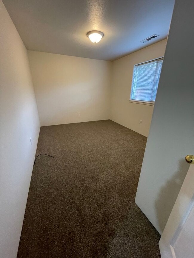 Building Photo - Spacious 3 bedroom, 2 bathroom home- CENTRAL POINT!