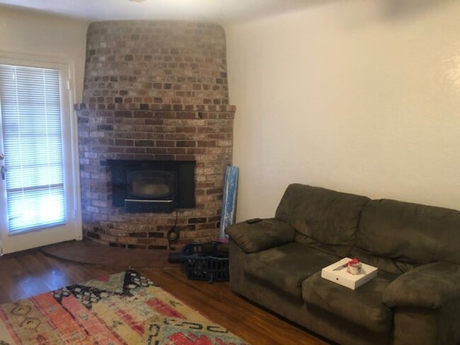Building Photo - 2-Bed, 1-Bath Bungalow