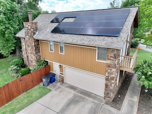 Building Photo - 3 Bedroom 2.5 Bath total 2,448 Square feet