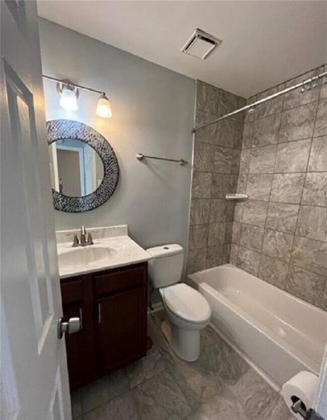 Building Photo - 2 Bedroom 2.5 Baths Condo In Columbus Station