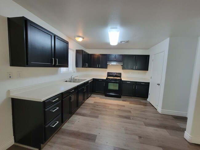 Building Photo - 4 Bedroom 2 Bathroom Home Close to Shopping and Restaurants!!